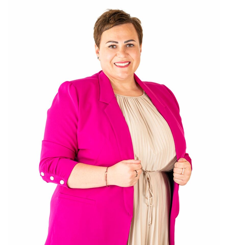 portret kobiety w różowej marynarce