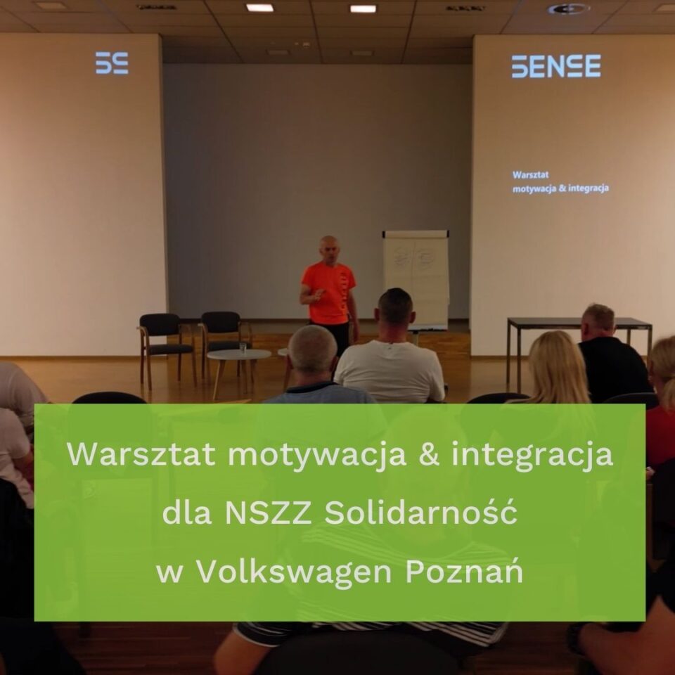 ludzie na sali szkoleniowej na warsztacie motywacja i integracja