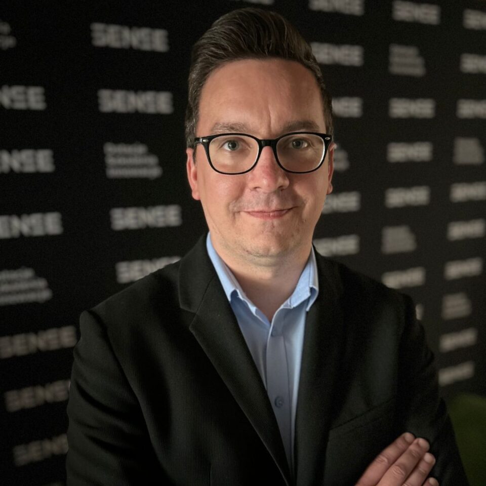 Adam_Nowak_portret_kwadrat portret mężczyzny ekspert od dotacji B+R Adam Nowak