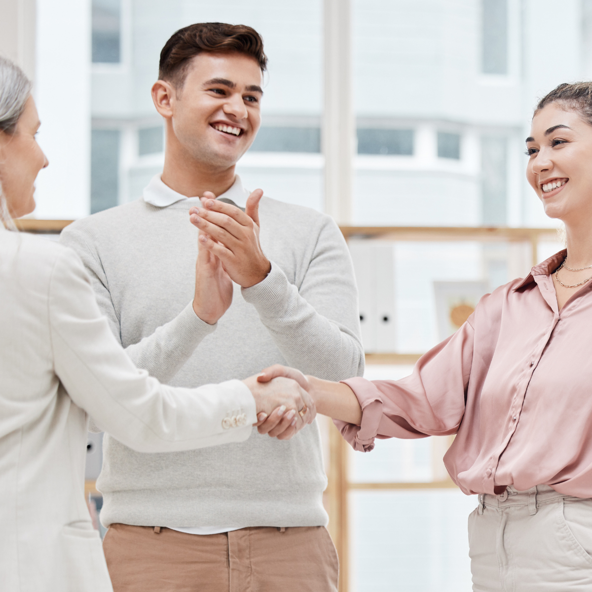 kilka osób które się witają w ramach onbordingu