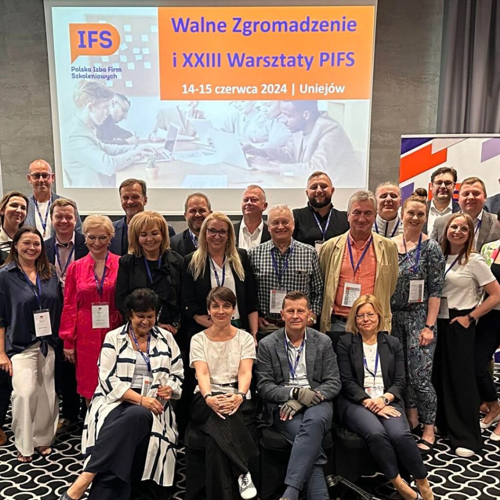 tłum ludzi uczestników walnego zgromadzenia PIFS