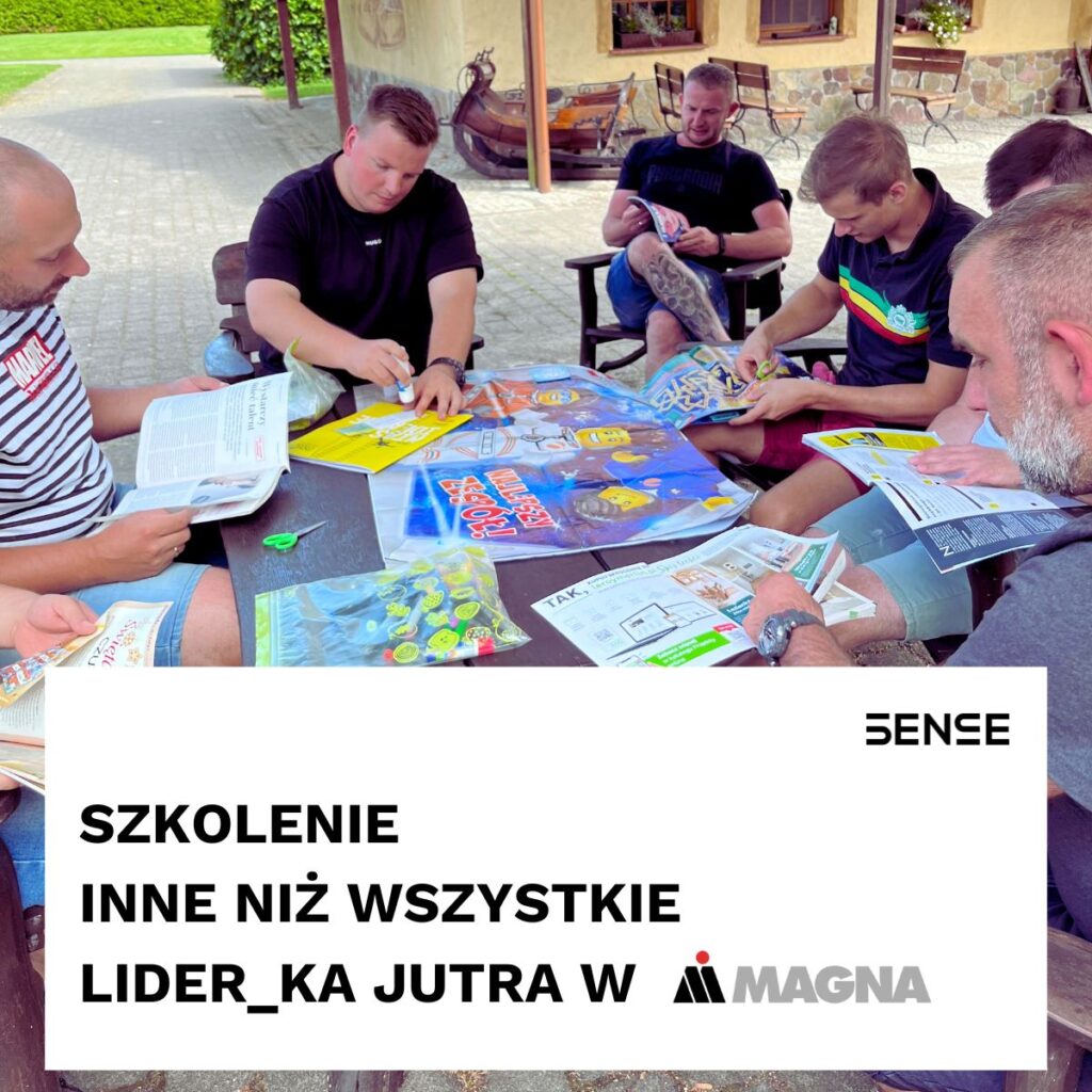 grupa mężczyzn pracujących przy stole podczas szkolenia menedżerskiego "Lider_ka jutra"