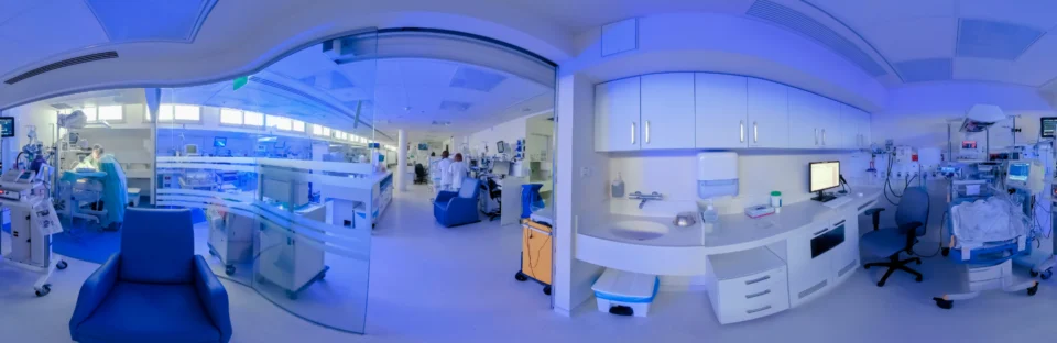 sale szpitalne w niebieskim świetle