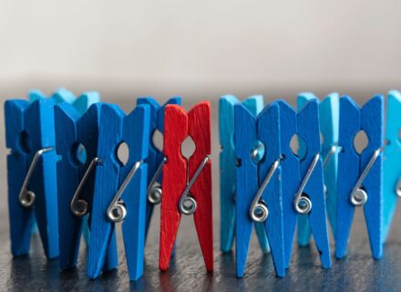 kolorowe kredki - symbol tolerancji