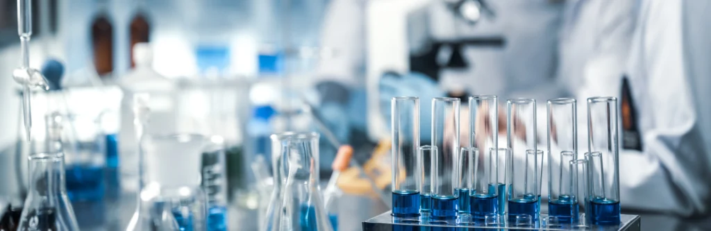 laboratorium widać probówki