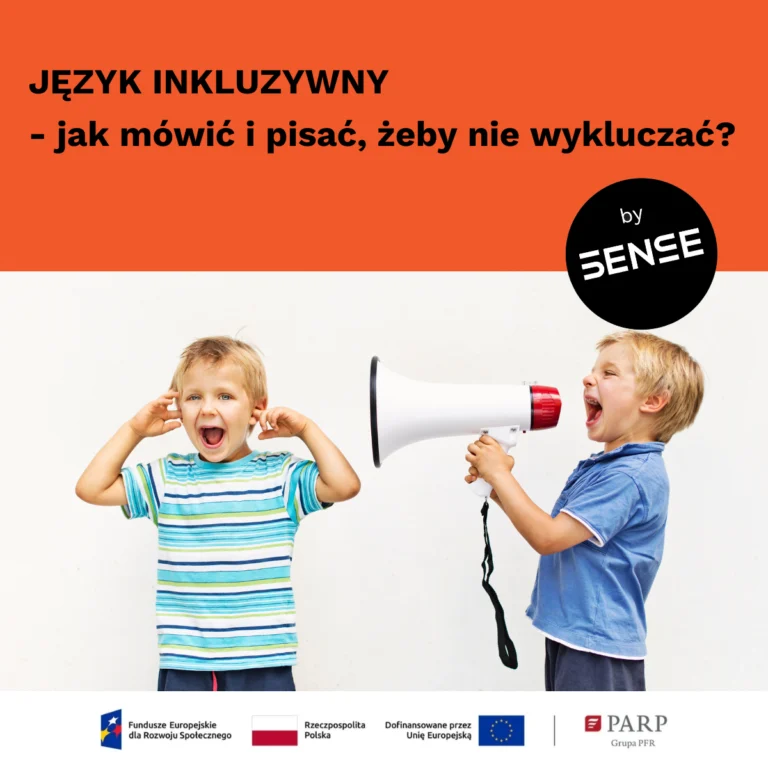 dwóch chłopców jeden krzyczy przez megafon a drugi zatyka uszy
