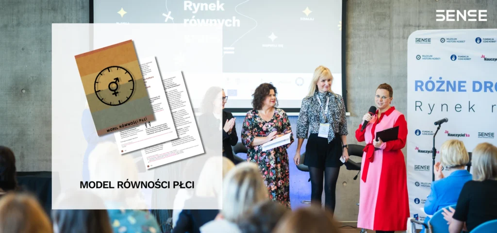 Kobiety stojące na scenie prezentujące model równości płci