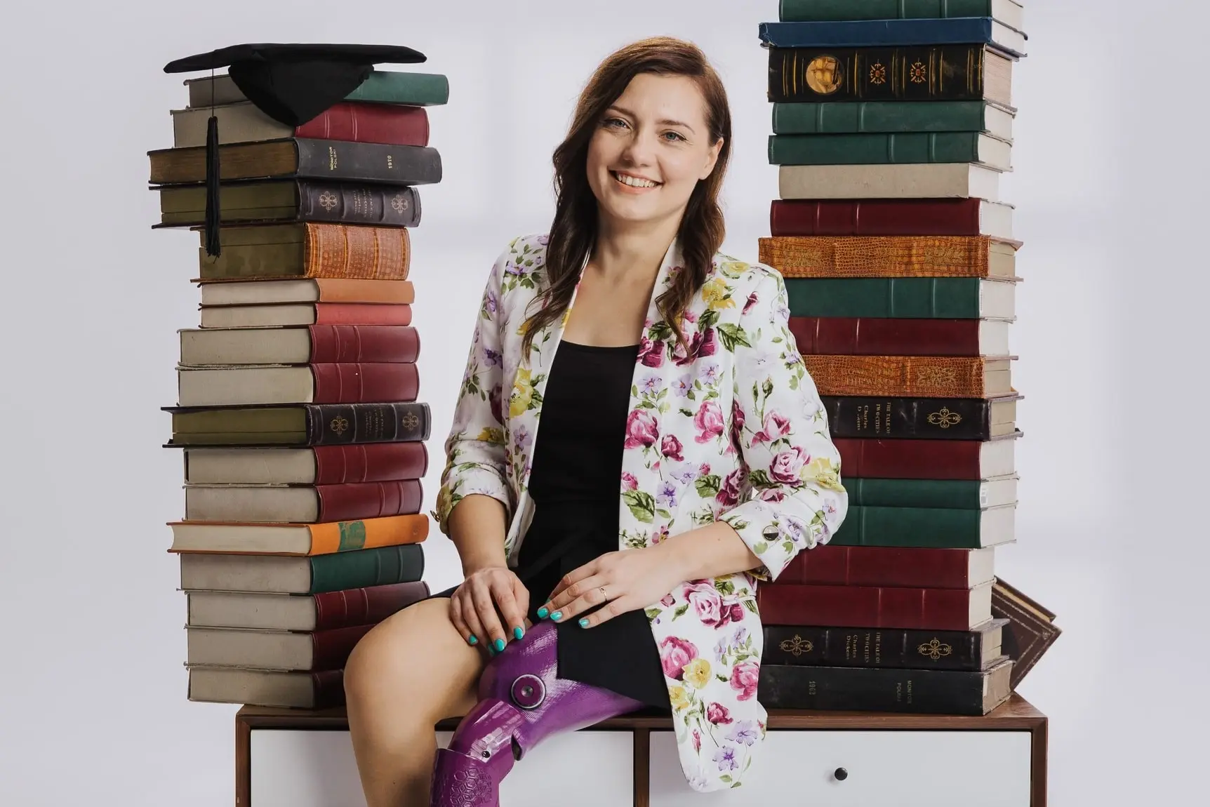 Kobieta z książkami w tle