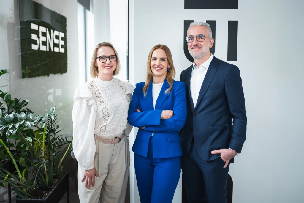 Zdjęcie przedstawiające trójkę ludzi