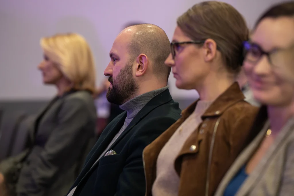 Zdjęcie przedstawiające czwórkę ludzi