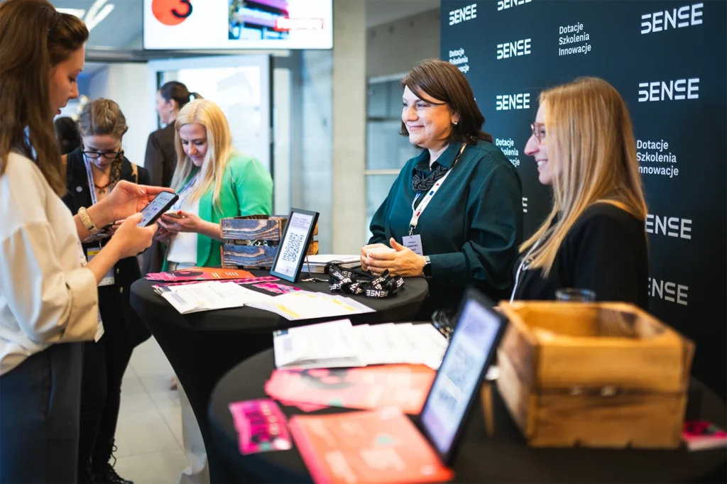 Ludzie rozmawiający na wystawie