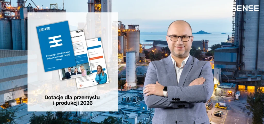 Mężczyzna z założonymi rękami na tle Raportu o dotacje dla przemysłu i produkcji 2026
