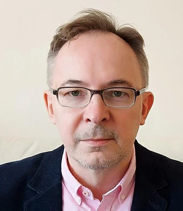 Mężczyzna w koszuli i marynarce oraz okularach