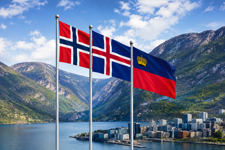 flagi Norwegii, Islandii oraz Liechtensteinu powiewające na tle fiordu i miasta.