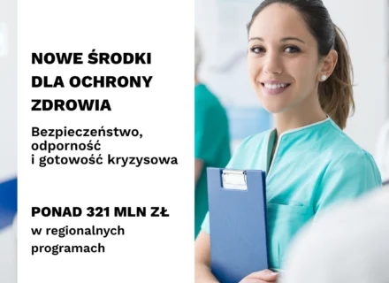 uśmiechnięta lekarka trzymająca w rękach notes