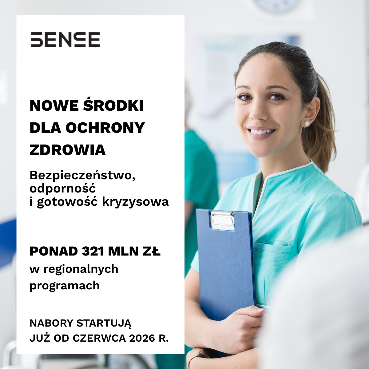 uśmiechnięta lekarka trzymająca w rękach notes