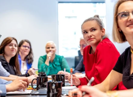Grupa osób siedząca przy stole