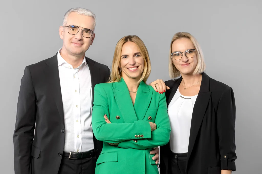 Dwie kobiety i jeden mężczyzna elegancko ubrani