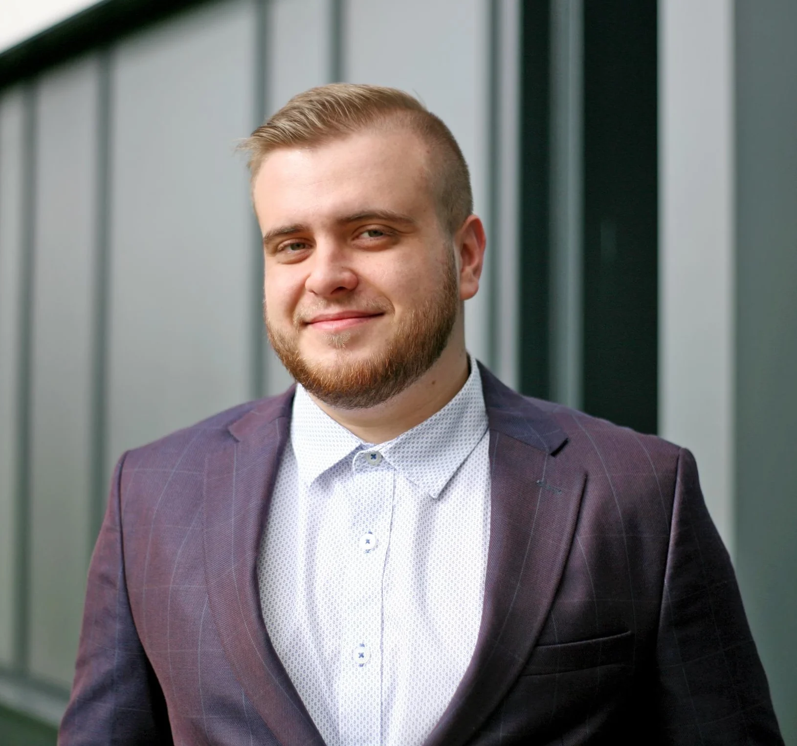 Mężczyzna na tle budynku