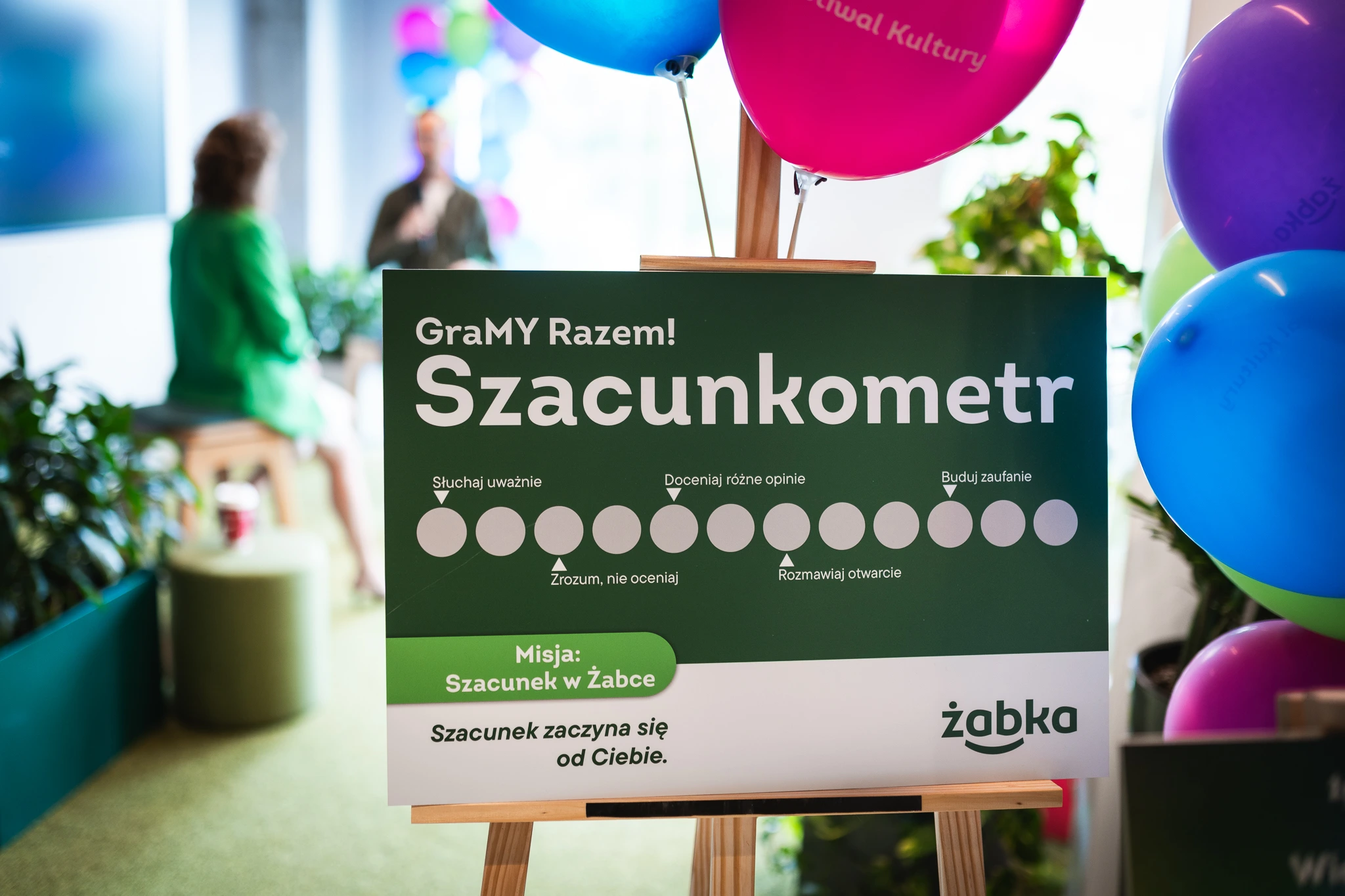 Zielona tablica z napisem szacunkometr