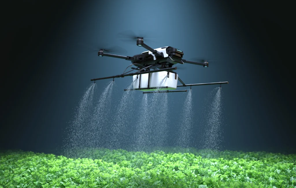 dron latający nad uprawami i lejący wodę