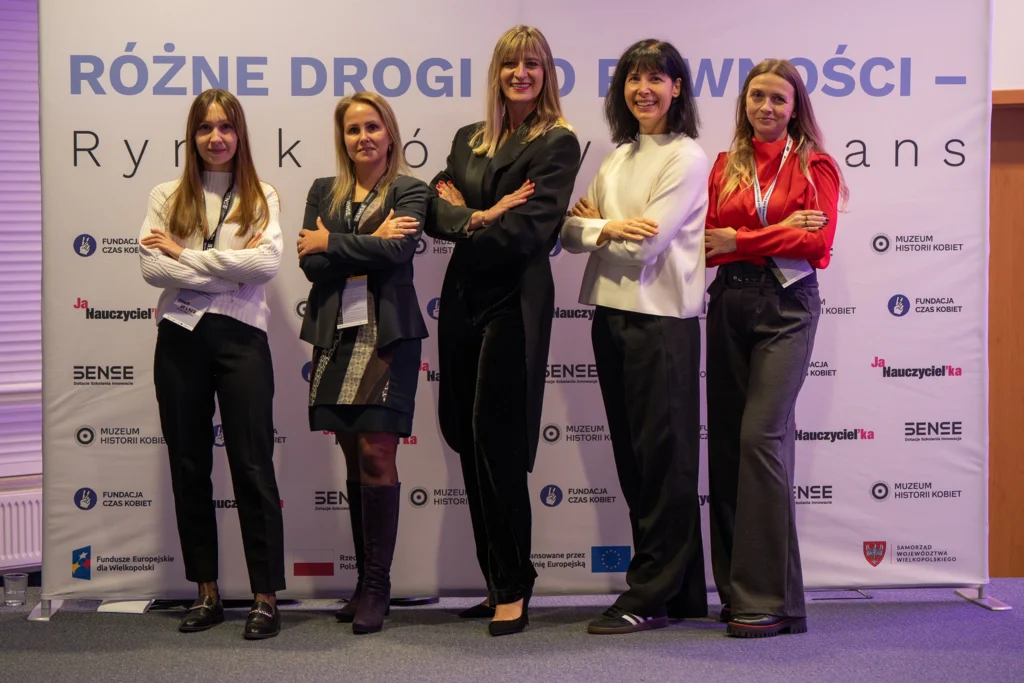 kobiety pozujące do zdjęcia