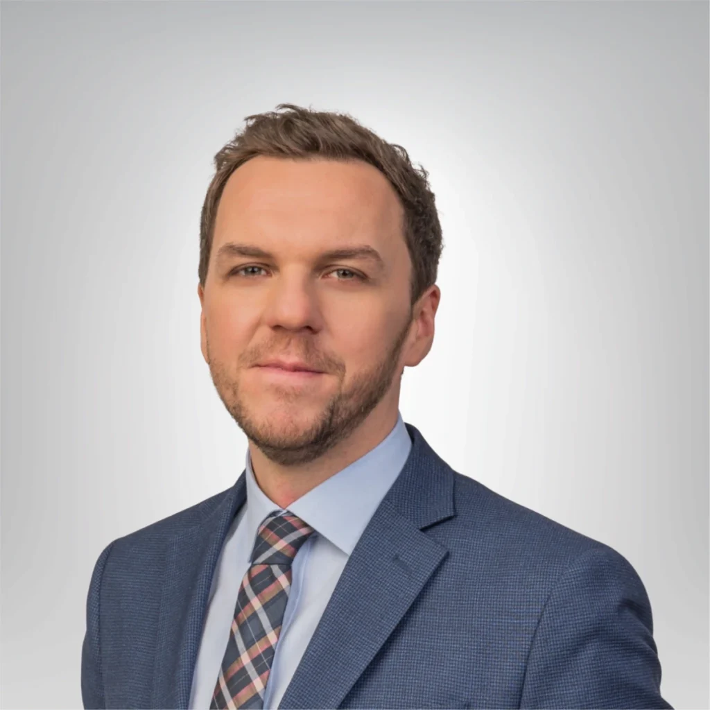 Portret mężczyzny ubranego w garnitur i krawat z brązowymi włosami
