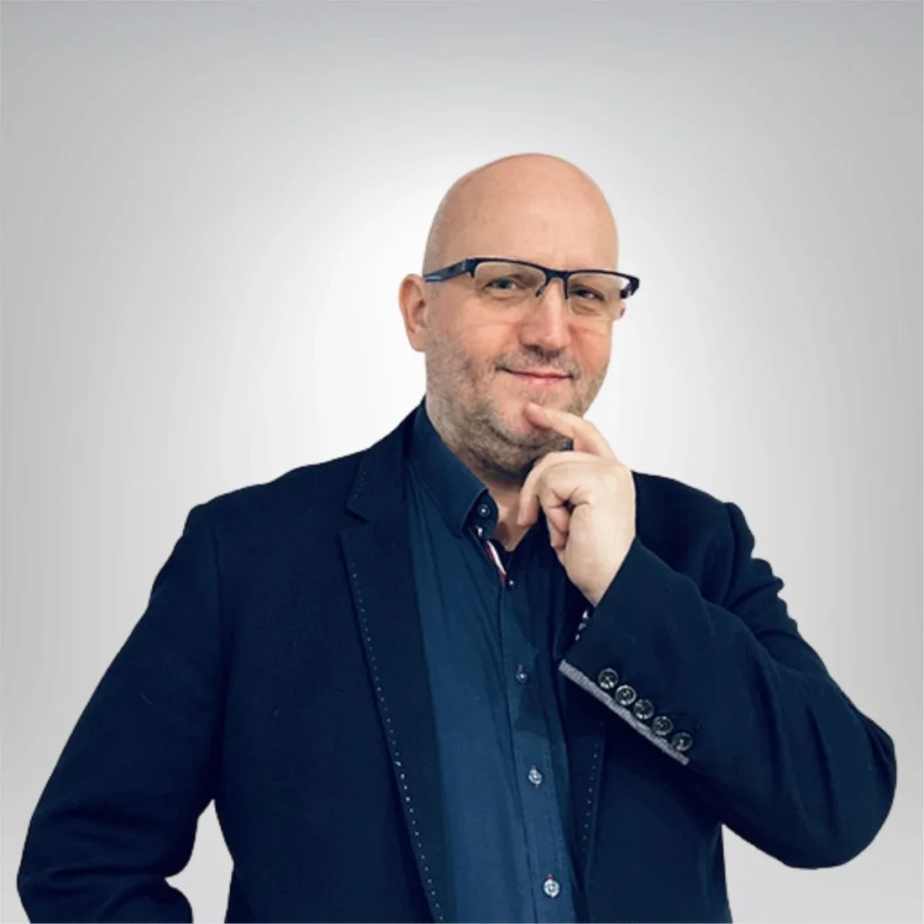 Mężczyzna w okularach i marynarce z podniesioną brodą do brody