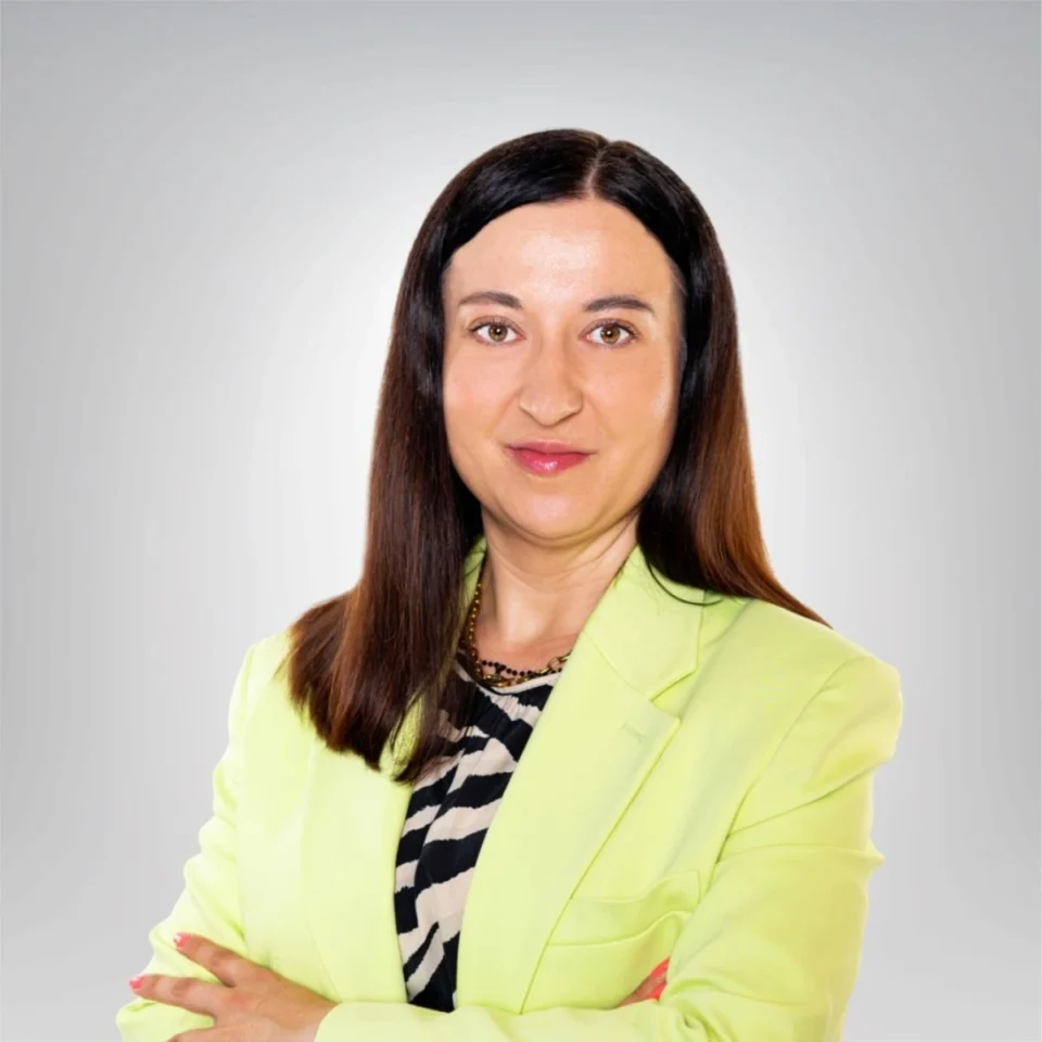 portret kobiety w żółtej marynarce i brązowymi włosami