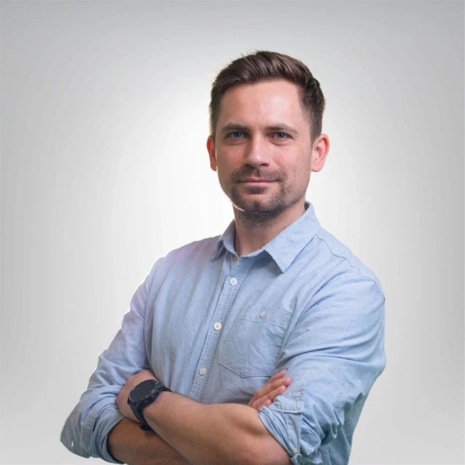 portret mężczyzn ubranego w niebieską koszulę