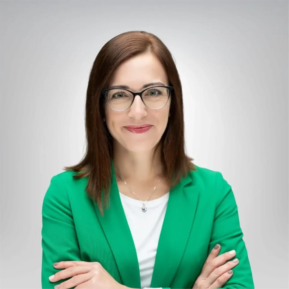 Kobieta w okularach w zielonej marynarce
