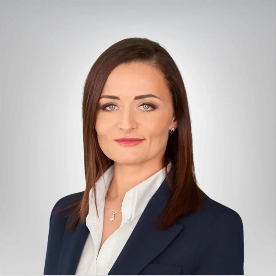 Kobieta w białej koszuli i ciemnej marynarce