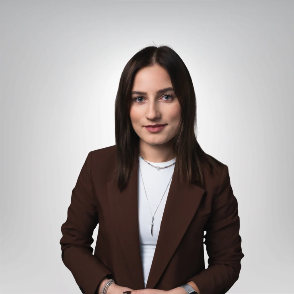 Kobieta w białej bluzce i marynarce