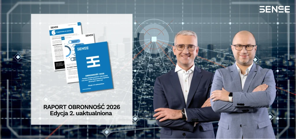 Dwóch mężczyzn założonymi rękami na tle raportu obronności 2026