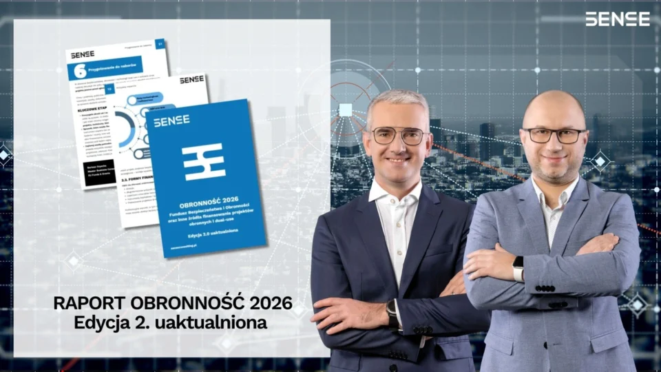 Raport Obronność 2.0._Grupa SENSE Dwóch mężczyzzn założonymi rękami na tle raportu obronności 2026