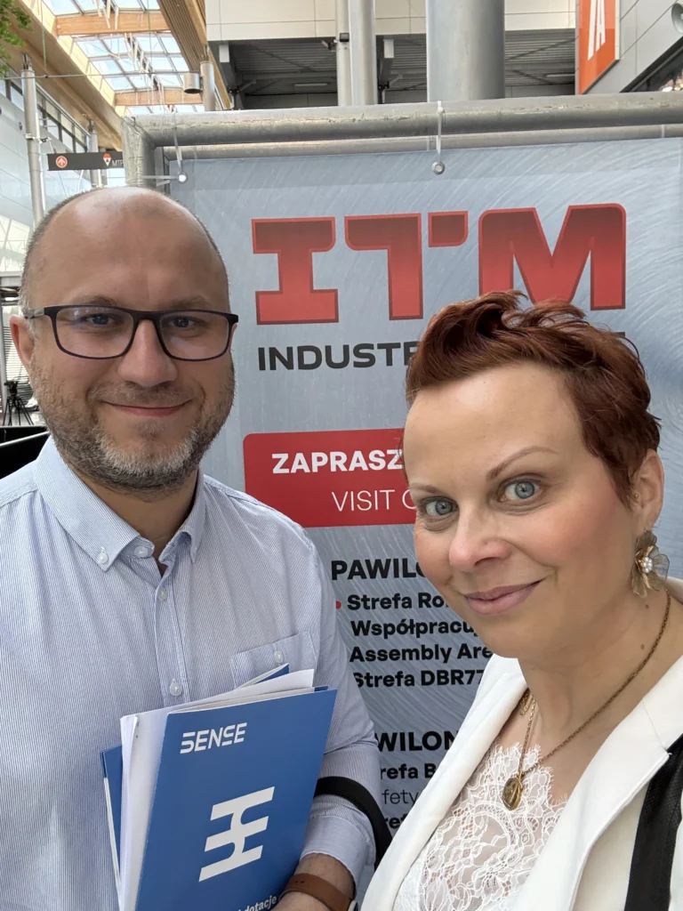 kobieta i mężczyzna uśmiechający się na tle ścianki ITM