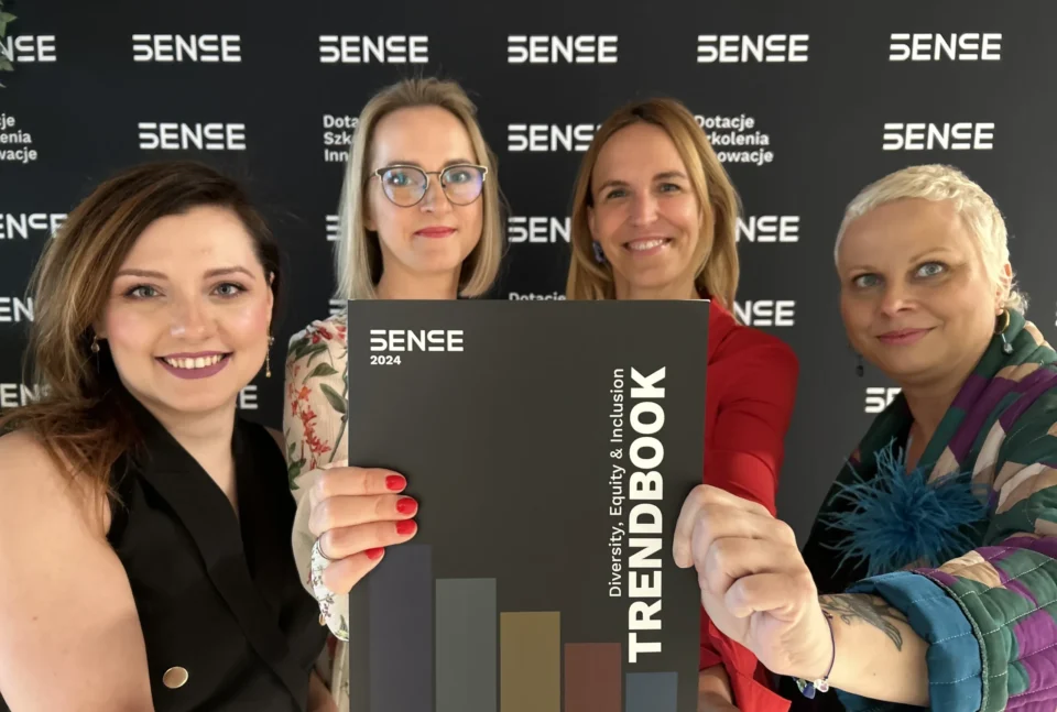 Trendbook Kobiety trzymające w rękach Trendbook