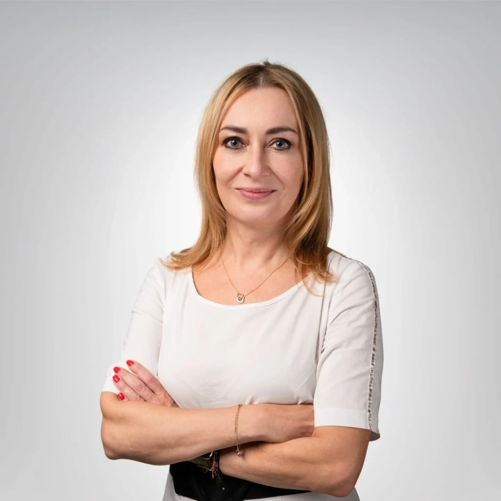 Kobieta w blond włosach i białej bluzce