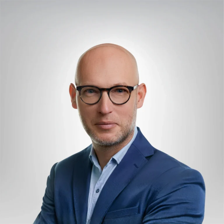 Mężczyzna w garniturze i okularach
