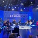 widownia i uczestnicy debaty na scenie podczas gali plebiscytu Łaczy nas WIELkopolskie w studiu telewizyjnym