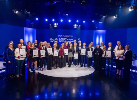 duza grupa ludzi z dyplomami i wyroznieniami na scenie podczas finalu gali plebiscytu Łaczy nas WIELkopolskie