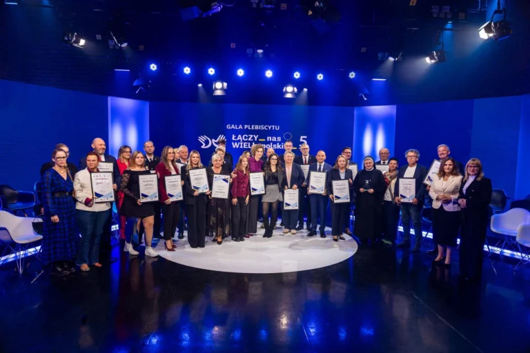 duza grupa ludzi z dyplomami i wyroznieniami na scenie podczas finalu gali plebiscytu Łaczy nas WIELkopolskie
