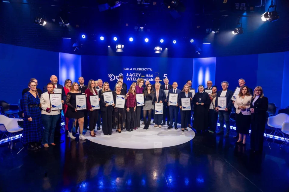 duza grupa ludzi z dyplomami i wyroznieniami na scenie podczas finalu gali plebiscytu Łaczy nas WIELkopolskie