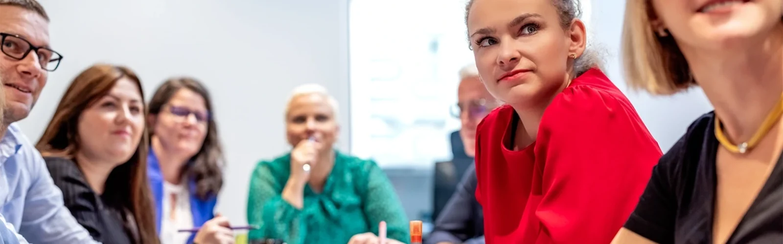 Grupa osób siedząca przy stole